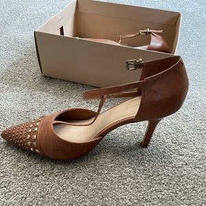 BCBG size 10 stuffed T-strap heels